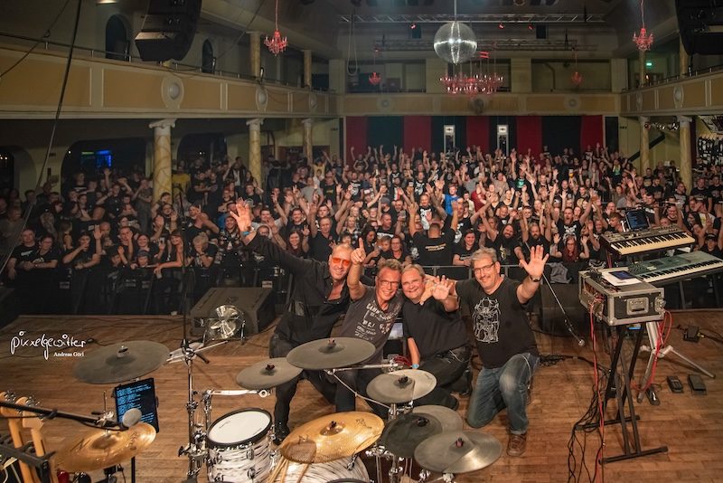 DIE UNKOMPLIZIERTEN live vor begeistertem Publikum bei einem Konzert