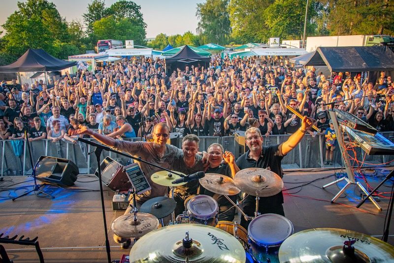 DIE UNKOMPLIZIERTEN live auf einer Open-Air-Bühne vor begeistertem Publikum