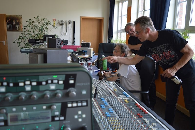 Studioarbeit an der ALtenburger Skatstadt Marathon-Hymne Feinschliff der Altenburger Skatstadt Marathon-Hymne gemeinsam mit dem Produzenten im Erzschlag Tonstudio.