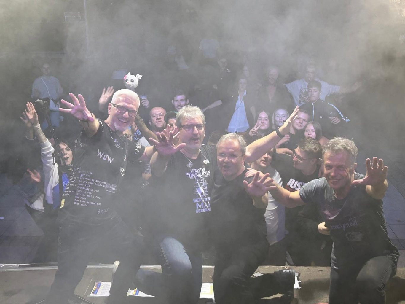 DIE UNKOMPLIZIERTEN gemeinsam mit begeistertem Publikum nach einem Live-Auftritt